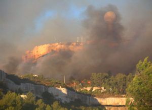 Feu de forêt à Rognac (Bouches-du-Rhône, FR)